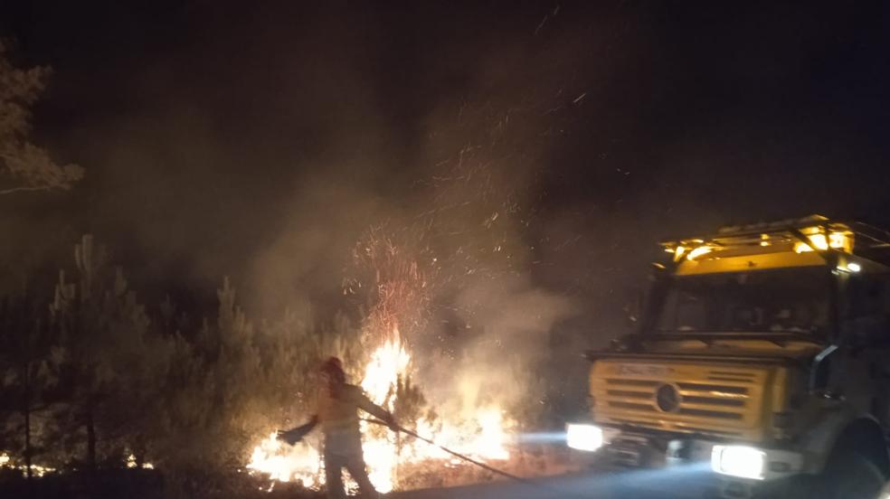 Las imágenes de los trabajos nocturnos en el incendio en Las Hurdes