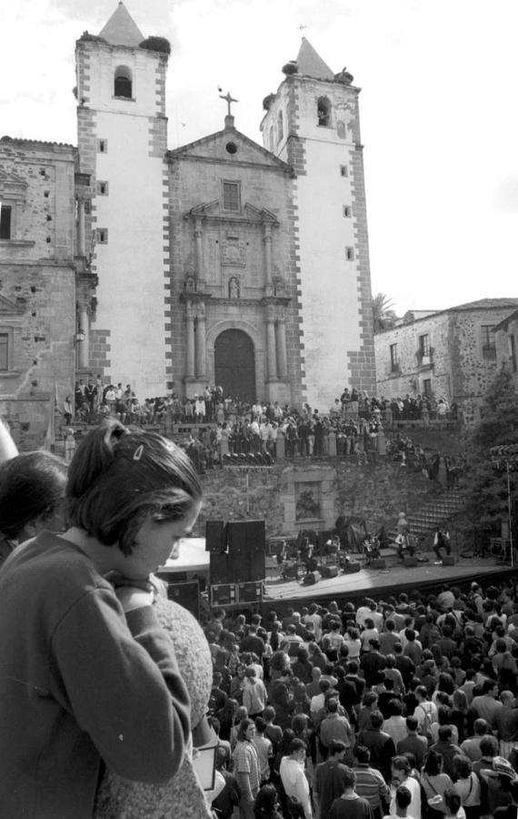El mirador de la Ciudad Monumental 'robado' al pueblo y sesteando como gatos
