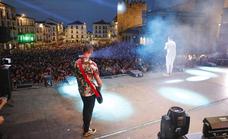 El concierto veraniego de la Plaza Mayor de Cáceres atrae a numeroso público pese a las altas temperaturas