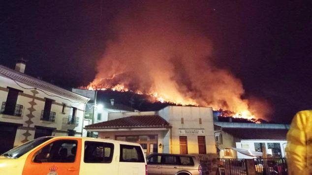 El incendio de Monfragüe obliga a desalojar Casas de Miravete