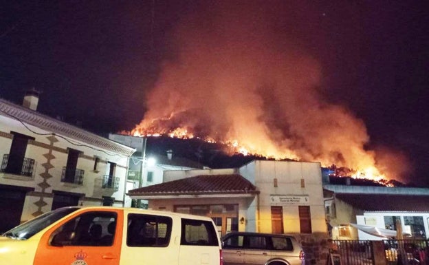 El cambio del viento deja el incendio en la frontera del Parque de Monfragüe