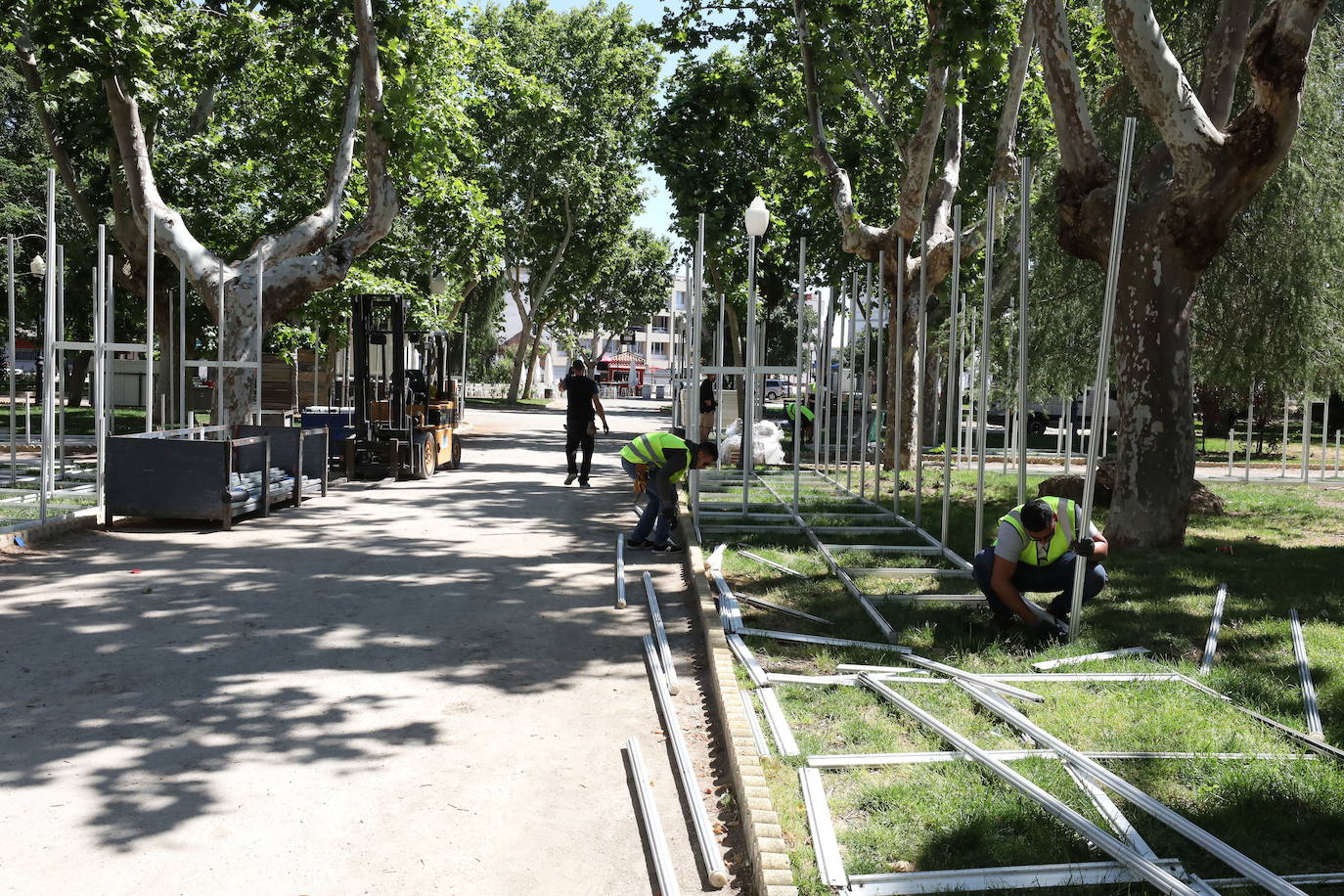 File image of workers assembling the booths of the book fair in the López de Ayala park. 