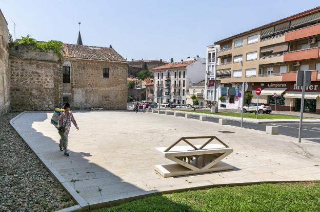 Nueva plaza recuperada junto a la muralla en Puerta Berrozana, que se estrenará como sala de cine. / A. SOLÉ