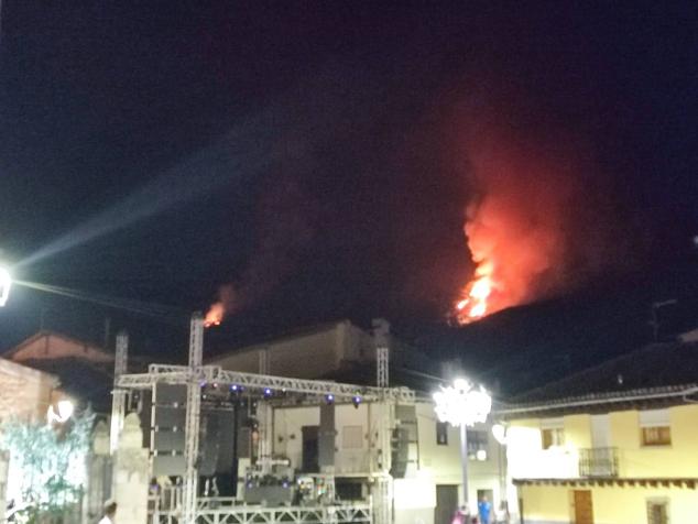 Las imágenes del incendio en el Jerte este domingo