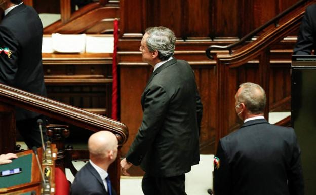 El primer ministro italiano, Mario Draghi, abandona el Senado este miércoles, tras la votación de la moción de censura al Gobierno que desencadenó su dimisión