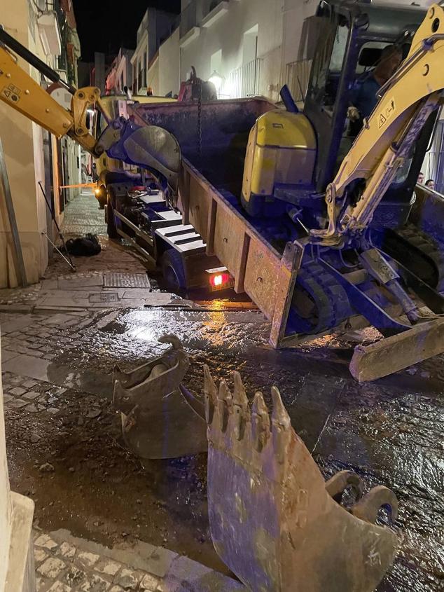 Imágenes del hundimiento de un camión en el Casco Antiguo de Badajoz
