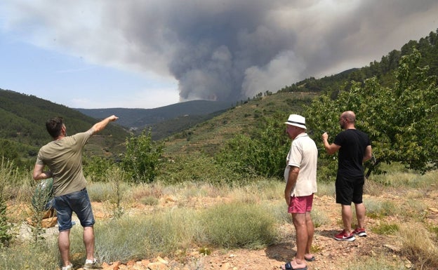 El fuego de Las Hurdes tuvo llamas de 30 metros y una columna de humo de seis kilómetros