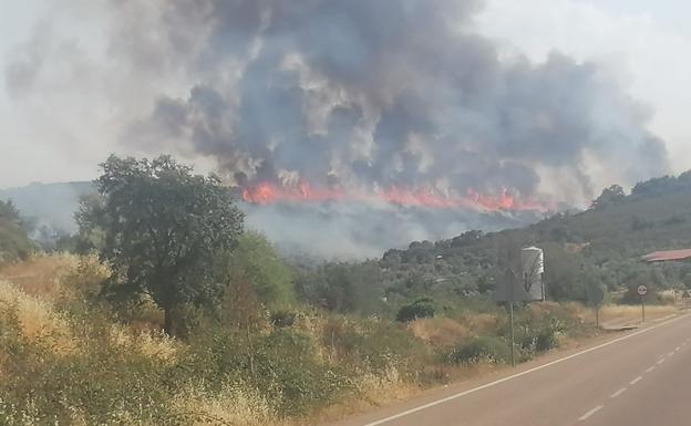 Desactivan el nivel 1 de peligrosidad en los incendios de Monterrubio de la Serena y Las Hurdes