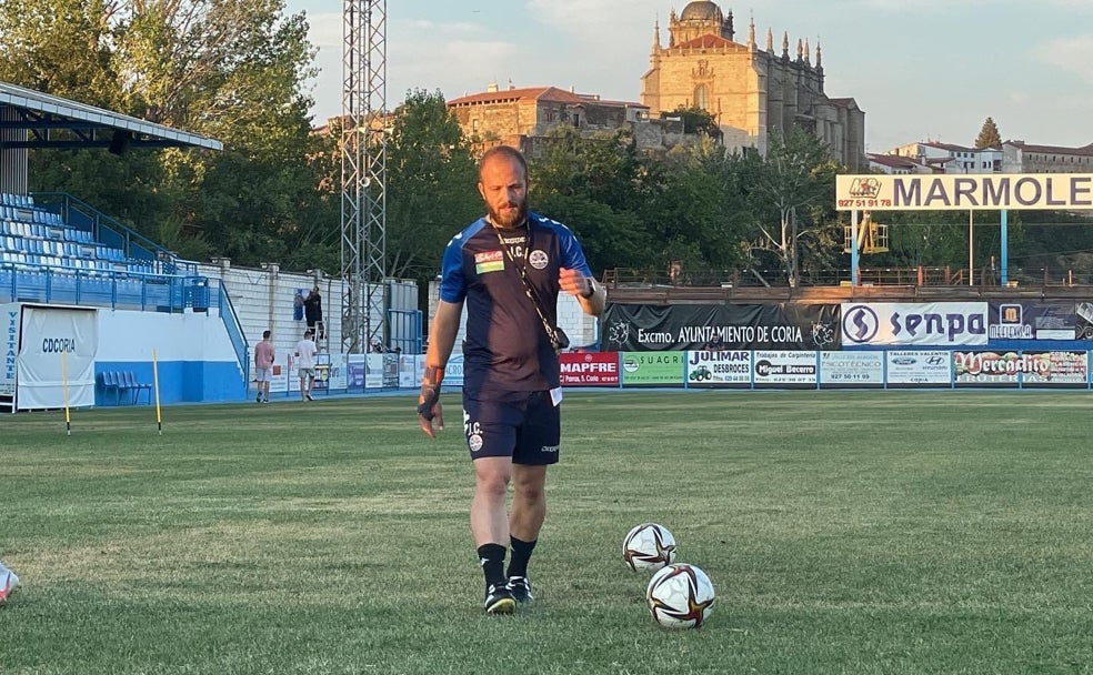 La Segunda RFEF extremeña vuelve al tajo