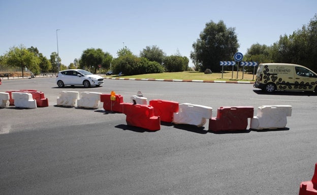 Usuarios de la ronda y vecinos de Mejostilla piden agilizar una obra que ya dura 10 meses en Cáceres