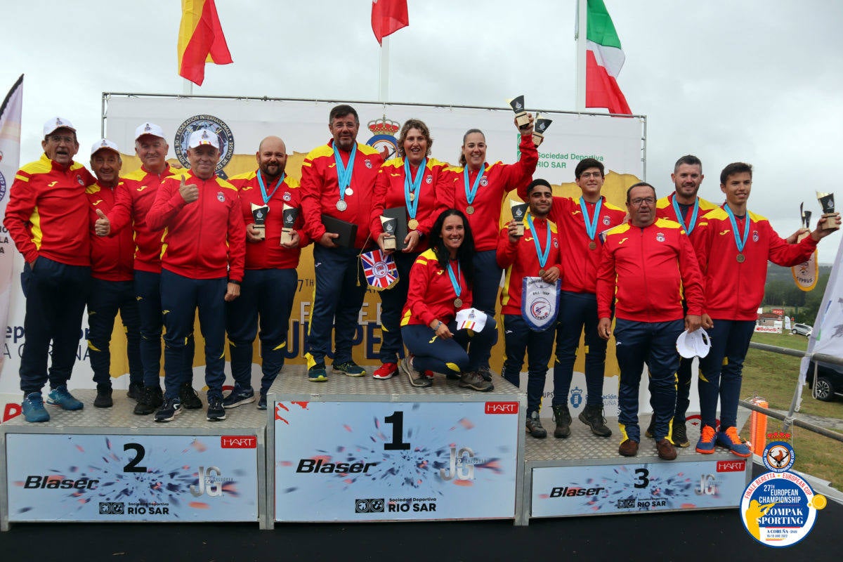 El equipo femenino español, del que forma parte la extremeña Ana Verdasco, se sube al pódium