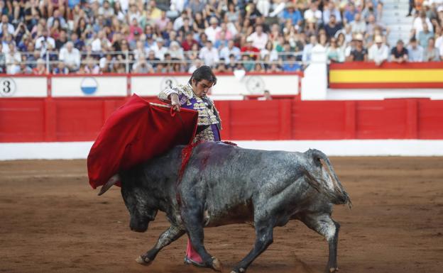 Perera sale a hombros tras indultar a Hurón en Santander