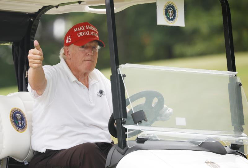 Donald Trump saluda a los periodistas durante un momento del polémico torneo en su club de golf /afp