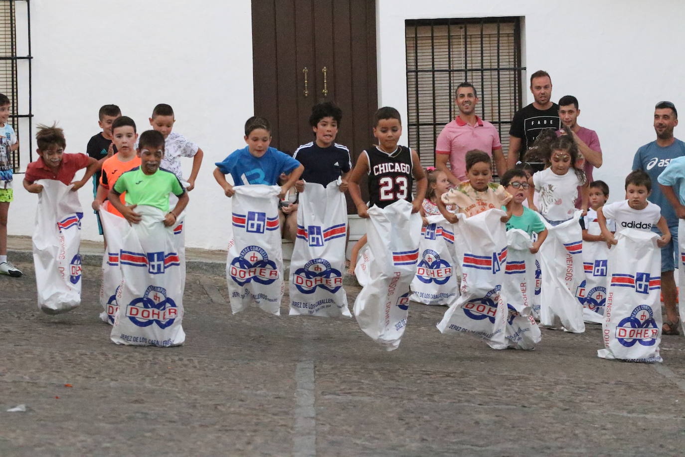 La «velá» del barrio de Santa Catalina continúa este sábado con más música y animación