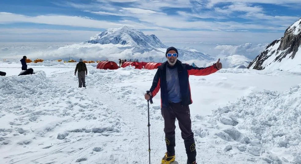 El montañero colocó la bandera de Villanueva de la Serena en la cumbre del Denali. /HOY