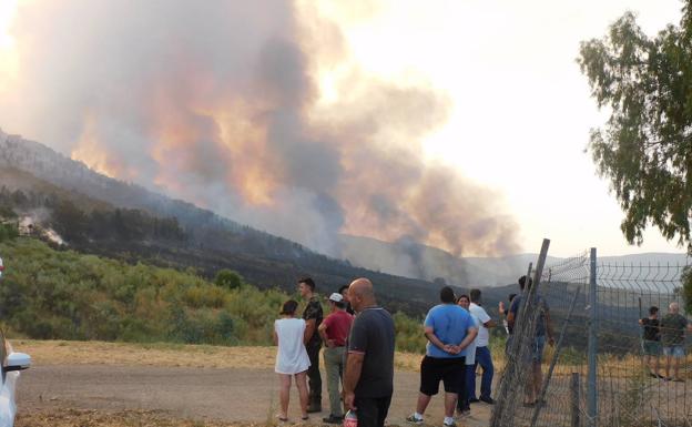 Desactivado el nivel uno de peligrosidad dos semanas después de iniciarse el incendio de Casas de Miravete