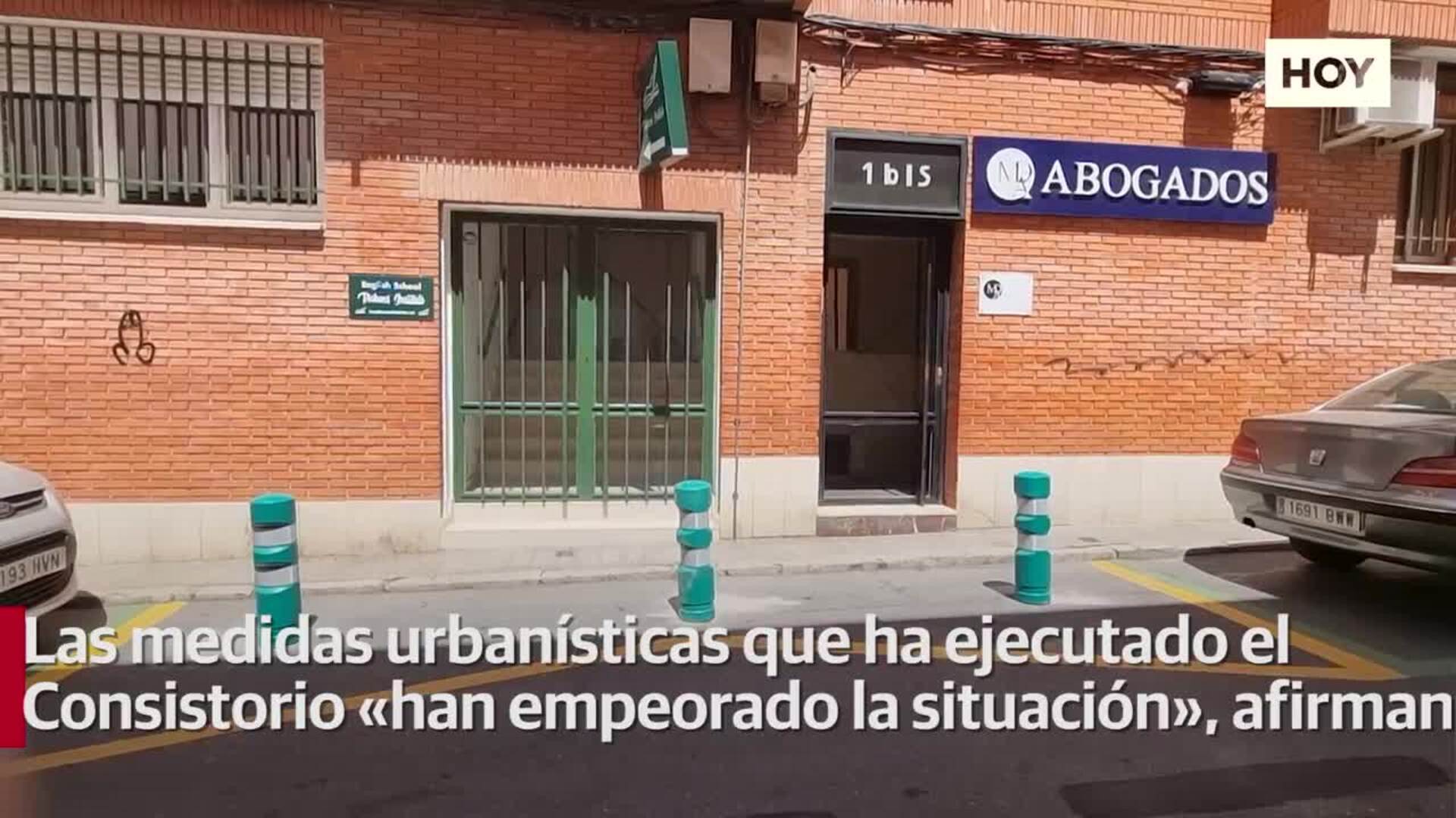 «Transitar por el acerado es inviable»