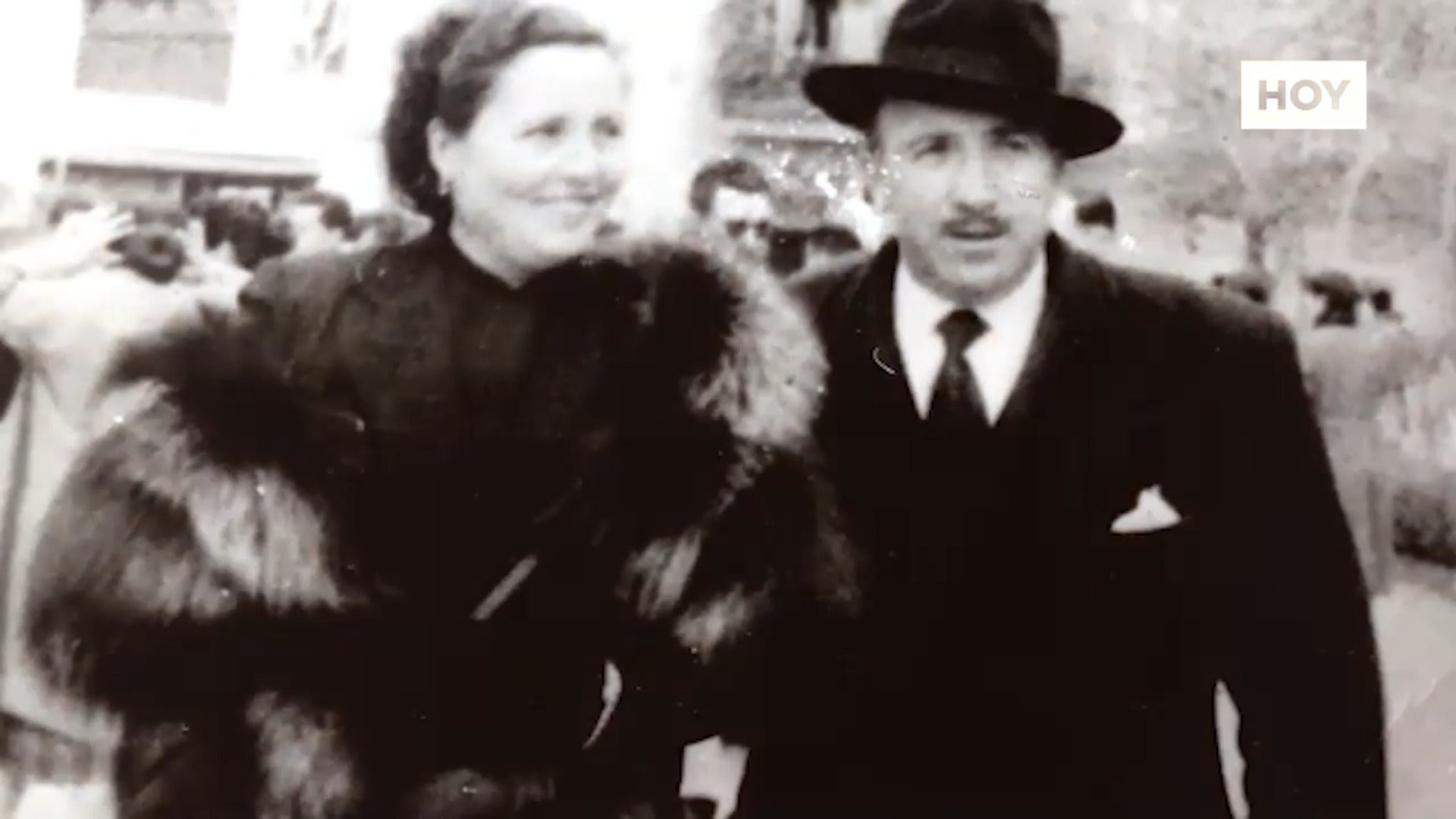 El poeta de la pajarita que se enfrentó a un gobernador y a un alcalde en el franquismo