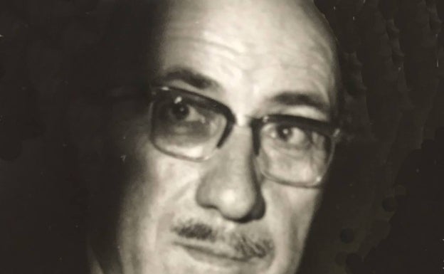 El poeta de la pajarita que se enfrentó a un gobernador y a un alcalde en el franquismo