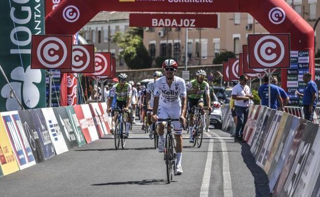 Badajoz jalea la salida de los ciclistas de la Volta a Portugal
