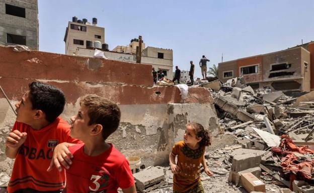 Niños reaccionan después de un ataque aéreo israelí en Khan Yunis, en el sur de la Franja de Gaza. /AFP