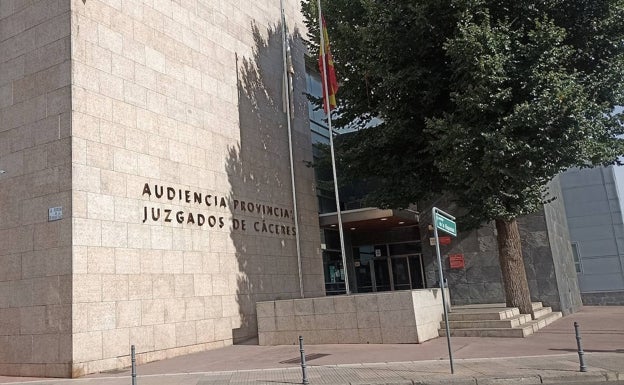 Condenan al portero de un edificio de Cáceres por rajar 14 ruedas de coches de vecinos