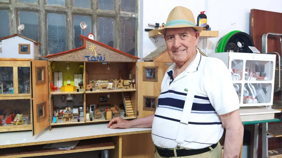 El artesano de las casitas de madera en miniatura