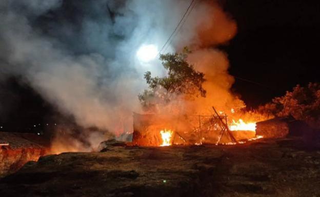 Incendio declarado en Cuacos de Yuste la noche del 3 de agosto. / MAG