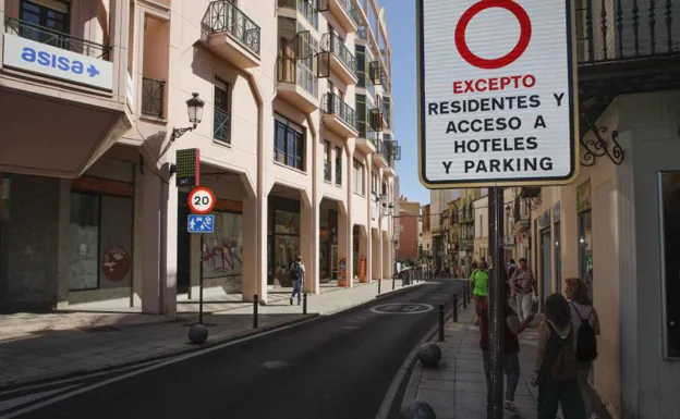 Vecinos y comercios, divididos por la restricción de tráfico en el centro de Cáceres