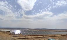 Comienza a producir energía limpia la mayor fotovoltaica de Europa, que está en suelo extremeño