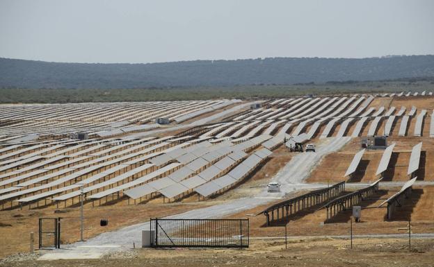 La mayor fotovoltaica de Europa se activa en Extremadura tras año y medio de obras