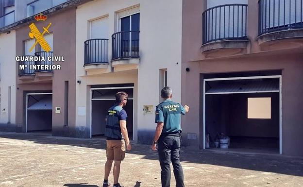 Detenidos dos vecinos de Puebla de Alcocer por robar puertas y ventanas en una urbanización de Talarrubias