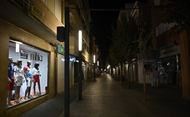 El Ayuntamiento de Badajoz instalará proyectores en Menacho para iluminar los escaparates