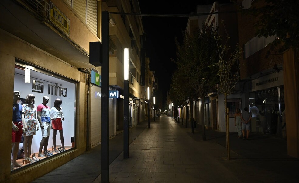 El Ayuntamiento de Badajoz instalará proyectores en Menacho para iluminar los escaparates