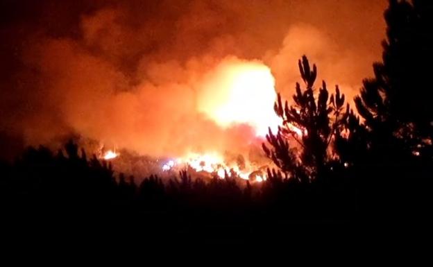 Continúa activo y en nivel 2 el incendio de Santibáñez el Alto