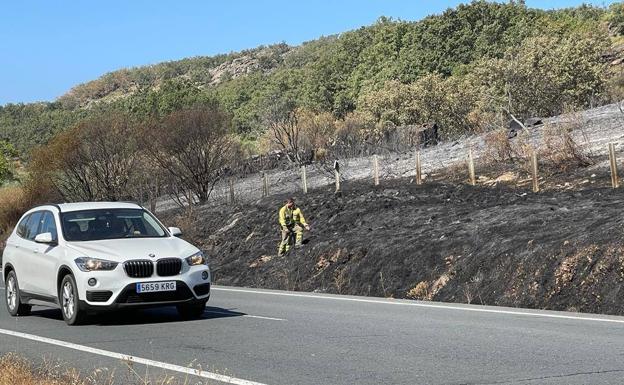 Los medios de extinción logran estabilizar el incendio en la Sierra de Gata