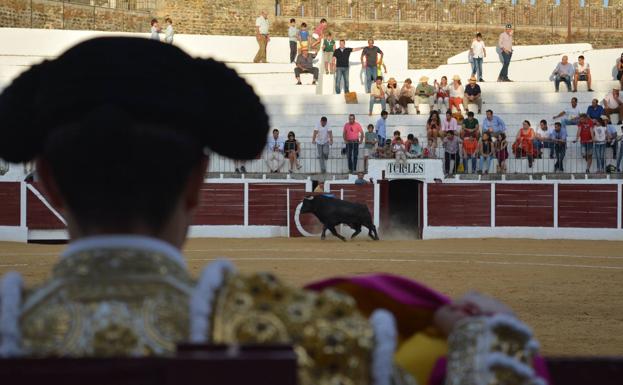 El coso templario acoge una clase práctica de los alumnos de la Escuela Taurina de Badajoz
