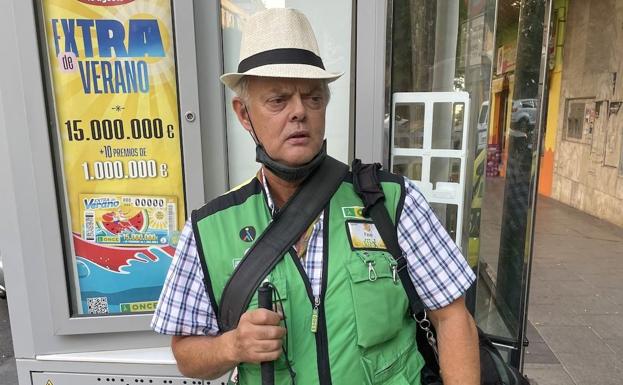 Paco, el cuponero que canta fados