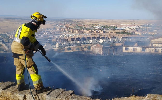 Dos jóvenes son identificados como presuntos autores de un incendio en el Paseo Alto de Cáceres