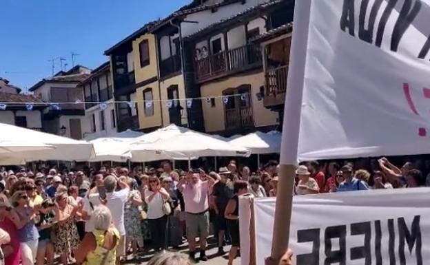 Vecinos de Villanueva de la Vera han recorrido este domingo las calles de la localidad en protesta por la situación del municipio. /enma pérez romera