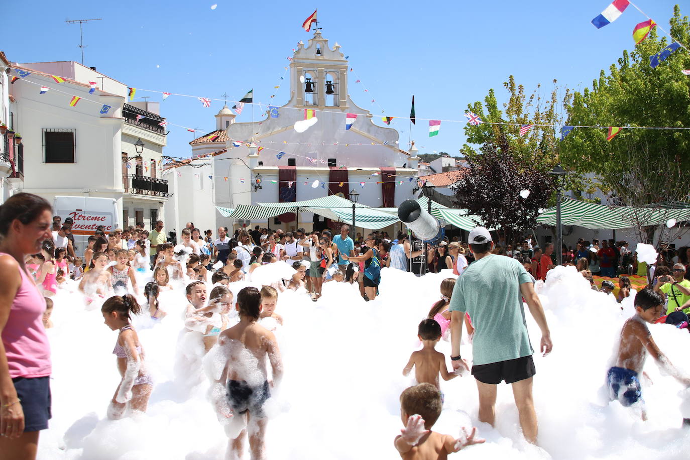 Los más pequeños disfrutan con los juegos tradicionales en la «velá» del barrio de los Santos Mártires