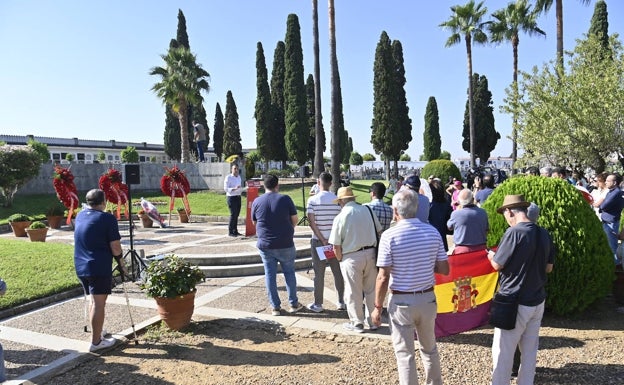 El cementerio viejo acoge dos homenajes por las víctimas de la matanza de Badajoz