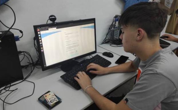 Jóvenes nacidos en 2004 solicitan el bono cultural en el NCC de Calamonte