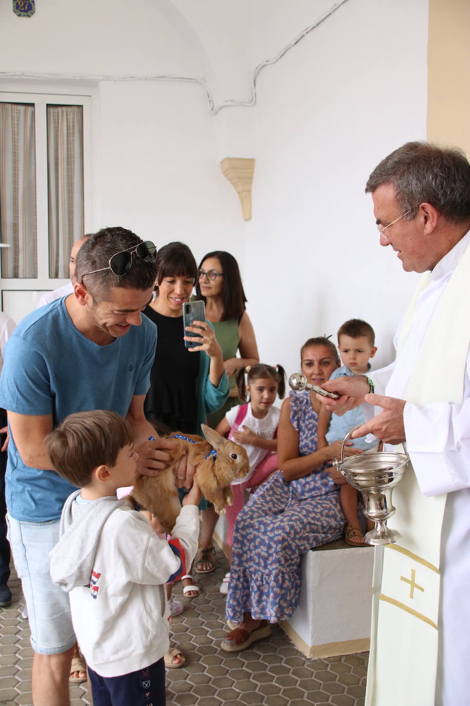 La «velá» del barrio de San Roque continúa con la tradicional bendición de animales y los juegos infantiles