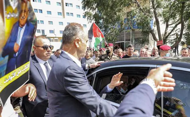 Palestinos dan la bienvenida a Mahmud Abbas a su llegada este jueves a Ramallah.