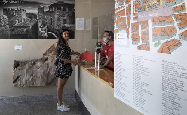 Cáceres regala un abanico por adquirir el abono de los centros turísticos municipales
