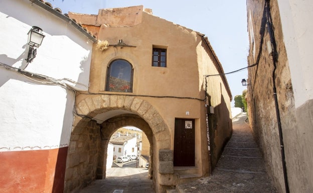 Los cables de la parte antigua de Cáceres, en el punto de mira