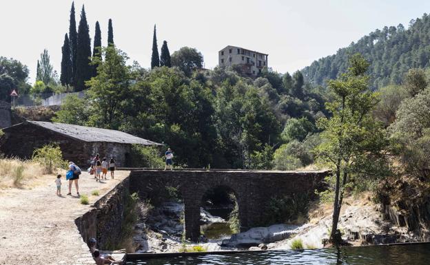 Herido al tirarse al agua en una zona de piedras en la piscina natural de Las Mestas
