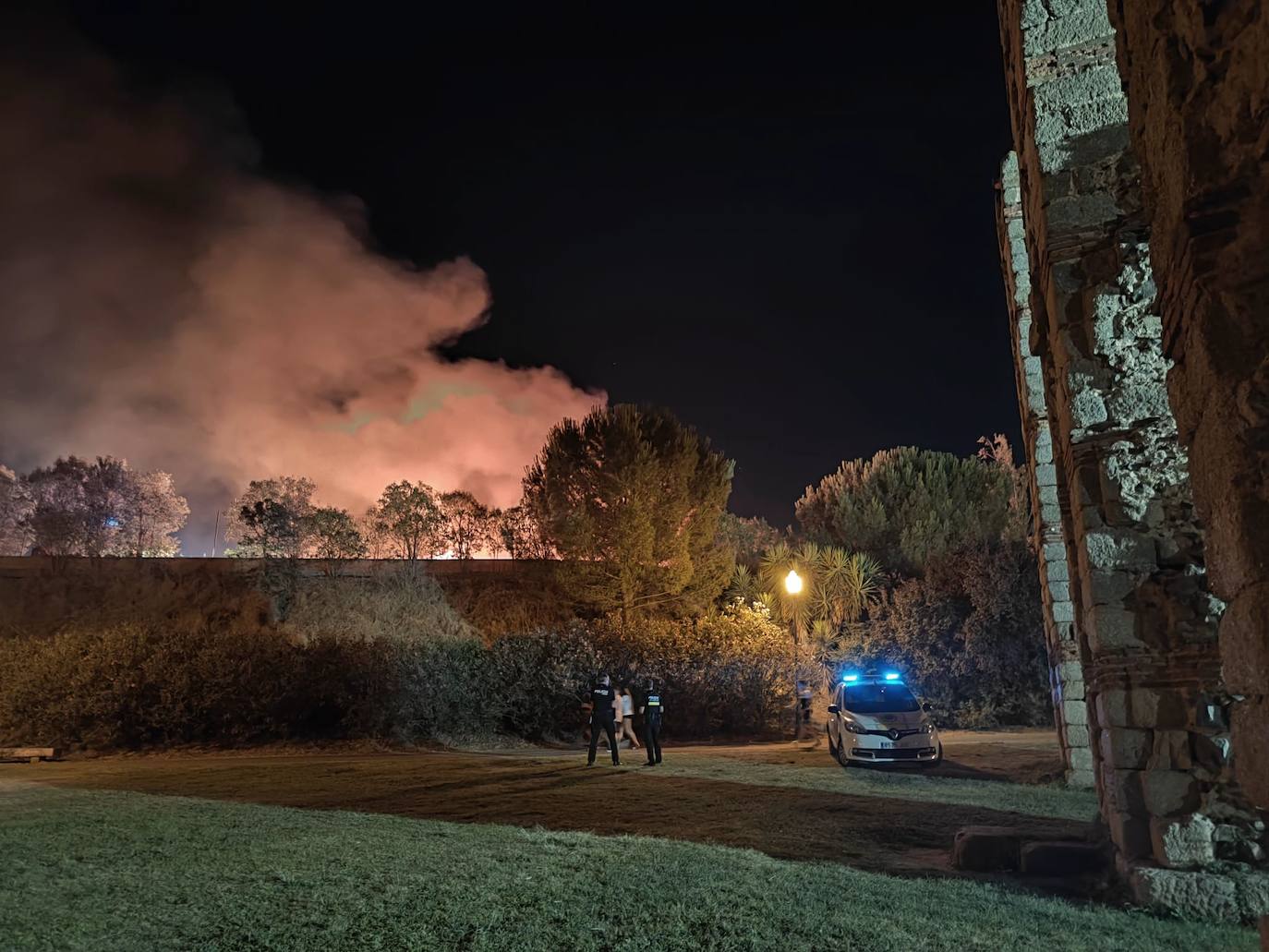 Imágenes del espectacular incendio frente al acueducto de Los Milagros de Mérida