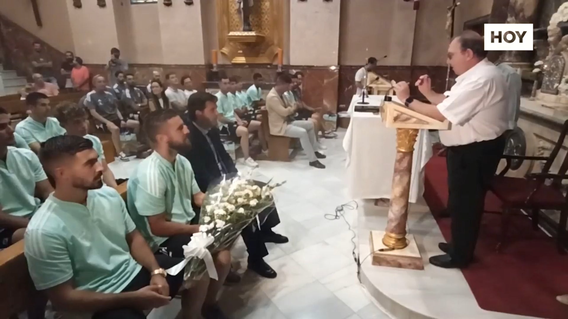 El CD Badajoz realiza la tradicional ofrenda floral a la Soledad